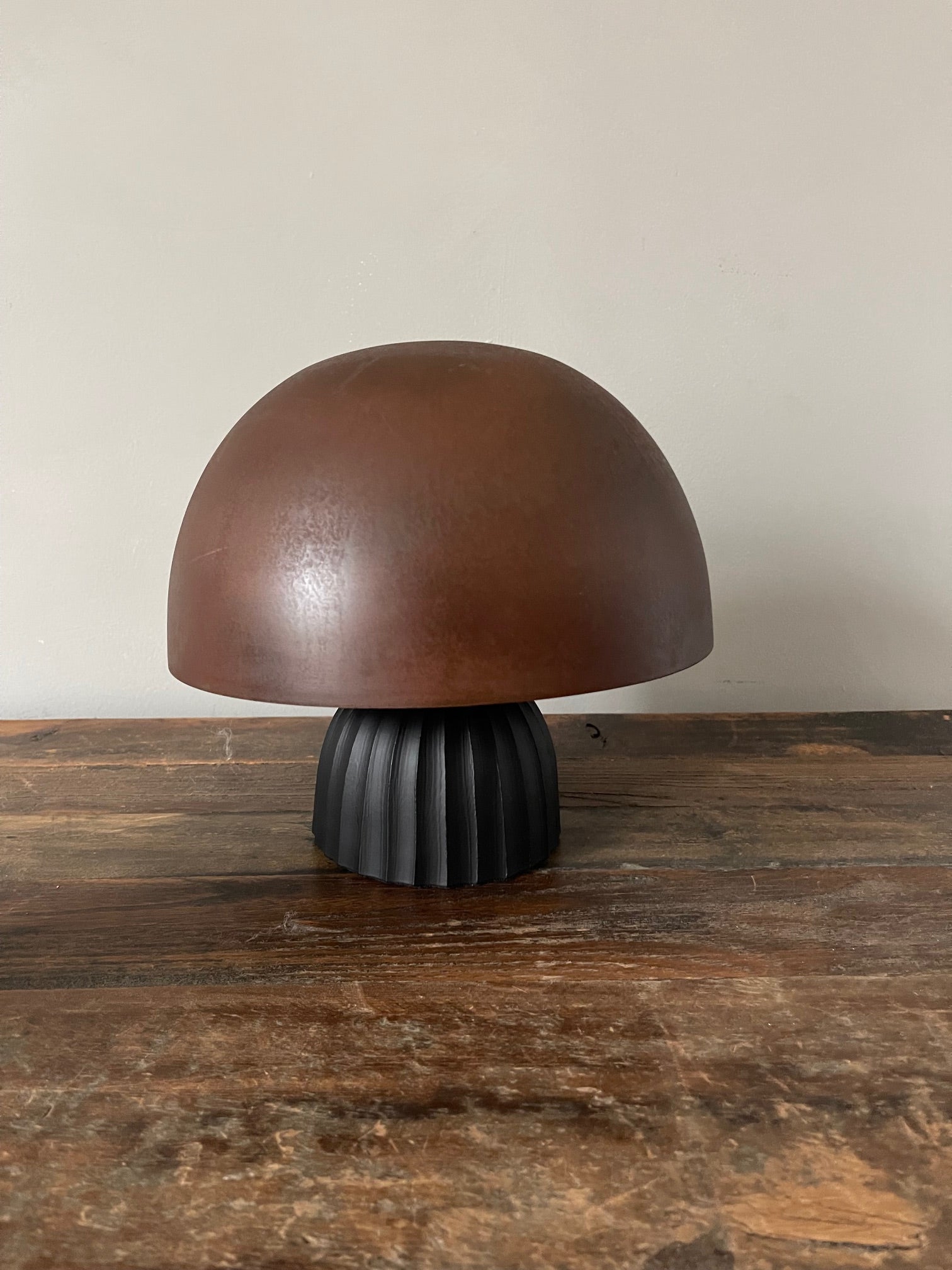 Vega mushroom lamp - Rust finish Iron and antique black