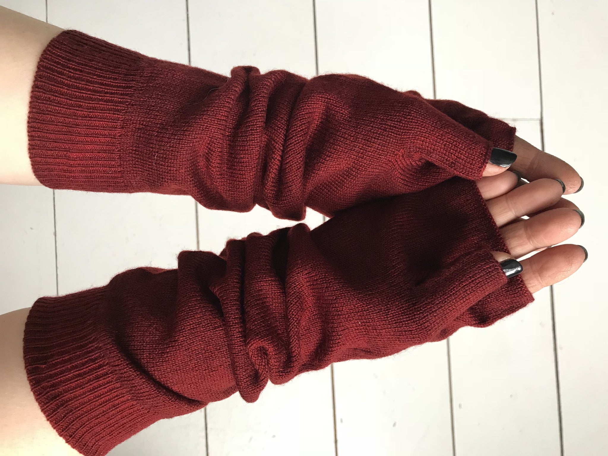 WDTS - Arm warmers in red berry wool